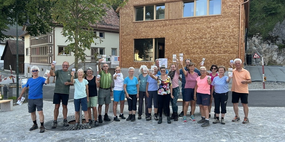 Die Teilnehmer der Wandernacht auf dem neuen Dorfplatz im Kobelwald
