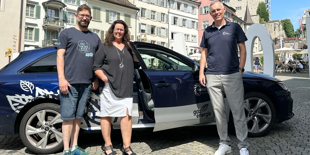 Schon bald steht hier die EZL-Bühne: (v.l.) Michael Kistler (OK Seenachtfest), Claudia Rüegg und Ernst Uhler (Energie Zürichsee Linth) auf dem Hauptplatz in Rapperswil.