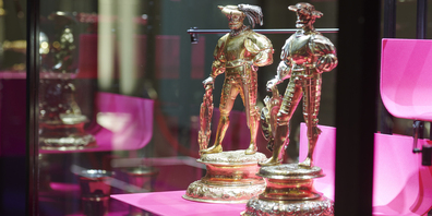 Glänzendes Kunsthandwerk: Blick in die Ausstellung im Landesmuseum.