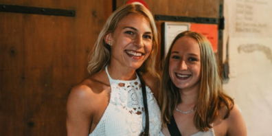 Zwei Besucherinnen des «TorkelTanz» in Altstätten.