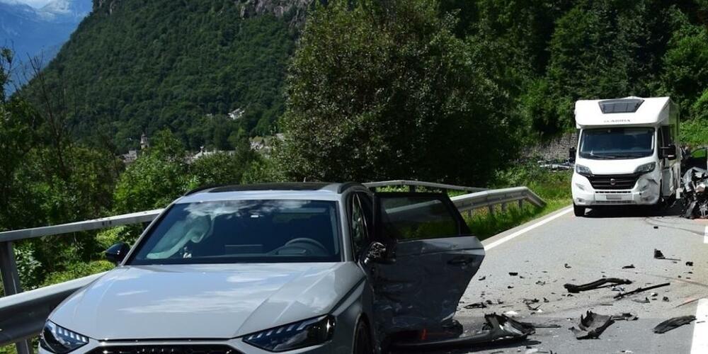 Die junge Italienerin verlor im Bergell nach einem Überholmanöver die Kontrolle über ihren Kleinwagen und krachte in zwei entgegenkommende Fahrzeuge nacheinander.