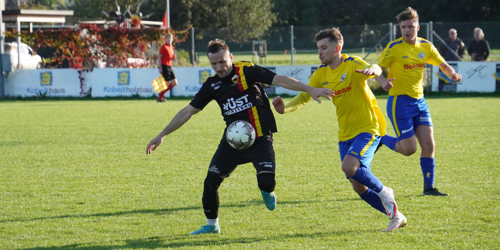 Giovanny Popescu, hier im Duell mit Zweitliga-Topskorer Egzon Shabani, macht sportlich einen grossen Sprung und kickt kommende Saison in der vierthöchsten Liga der Schweiz. 