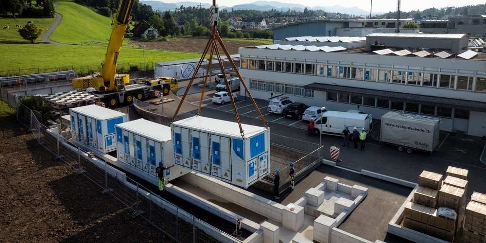 Das neue EWJR-Batteriespeichersystem mit einer Maximalleistung von 6 Megawatt besteht aus vier Schiffscontainern, die nun in Jona installiert werden.