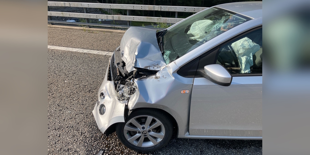 Beim Verkehrsunfall bei Filzbach entstand am Auto des Verursachers (Bild) sowie an einem weiteren davon betroffenen Fahrzeug teils erheblicher Sachschaden.