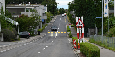 Auf der Strasse sind deutlich die Drehspuren von Pneus auf dem damals noch unfertigen Asphalt zu sehen.