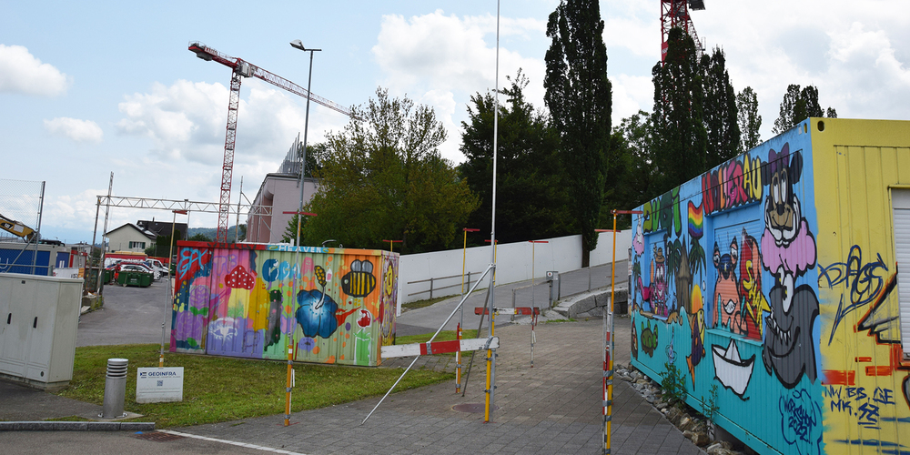 Am Standort des ehemaligen Juvillage soll die temporäre Heizzentrale der Energie Ausserschwyz AG erstellt werden. 