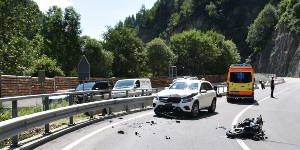Der Töfffahrer geriet in einer Rechtskurve über die Fahrbahnmitte hinaus und prallte in ein Auto.