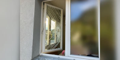 Indem sie dieses Fenster einschlug, verschaffte sich die Täterschaft Zugang zu einem Geschäftsbetrieb an der Hauptstrasse in Niederurnen.