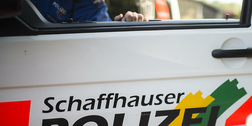 Die Schaffhauser Polizei warnt vor falschen Dachdeckern. Diese bestahlen am Donnerstag eine 93-jährige Hausbesitzerin in Beringen. (Symbolbild)