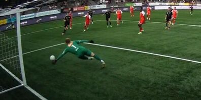 Tim Staubli knallte den Ball bereits nach zwei Minuten an den Pfosten.