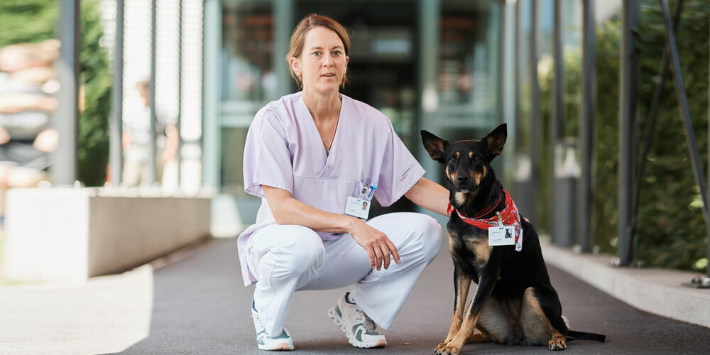 Nina Liebler mit Therapiehund Jill.