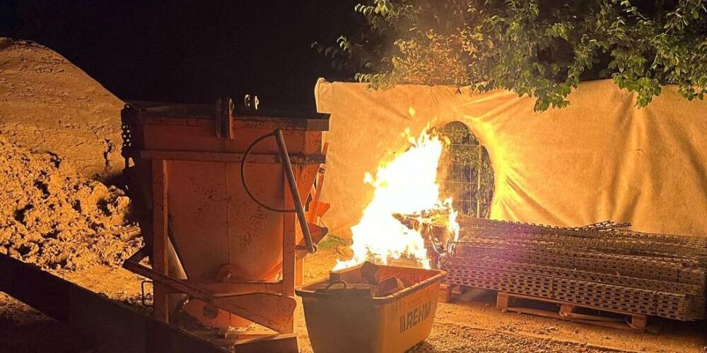 Bei einem Baustellenbrand in Felben-Wellhausen entstand in der Nacht auf Samstag ein Sachschaden in unbekannter Höhe. Verantwortlich sollen zwei 17-Jährige sein, wie die Kantonspolizei Thurgau mitteilte.