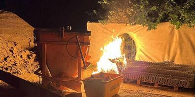 Bei einem Baustellenbrand in Felben-Wellhausen entstand in der Nacht auf Samstag ein Sachschaden in unbekannter Höhe. Verantwortlich sollen zwei 17-Jährige sein, wie die Kantonspolizei Thurgau mitteilte.