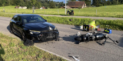 Der Motorradfahrer musste mit dem Rettungsdienst ins Spital gebracht werden.