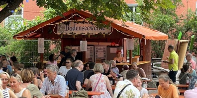 Die Konstanzer Gäste feiern ihr Weinfest zu Musik und Geselligkeit.