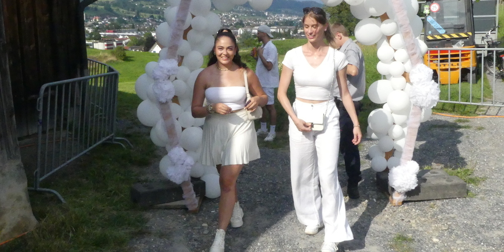 Die Gäste des «white daydance Torkeltanz» kamen alle weiss gekleidet