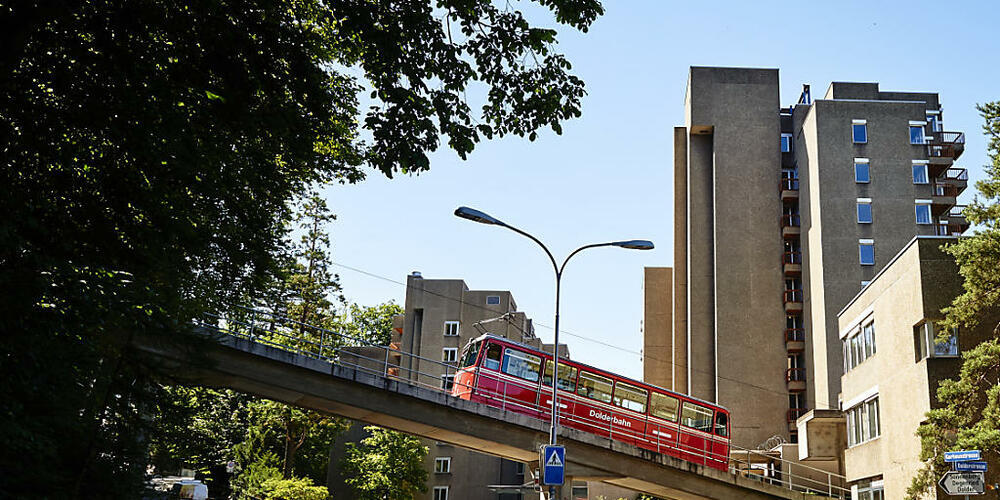Die Gebäude des ehemaligen Hotels Dolder Waldhaus in Zürich bleiben bestehen. Wie das Baugesuch zeigt, sind 83 Wohnungen und ein Restaurant geplant. (Archivbild)