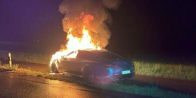 Wegen dieses Autobrandes musste die Strasse vorübergehend gesperrt werden.