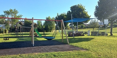 Der provisorische Spielplatz beim Beachvolleyballfeld kann bald durch den neuen Spielplatz im Dorfzentrum Arnegg abgelöst werden.