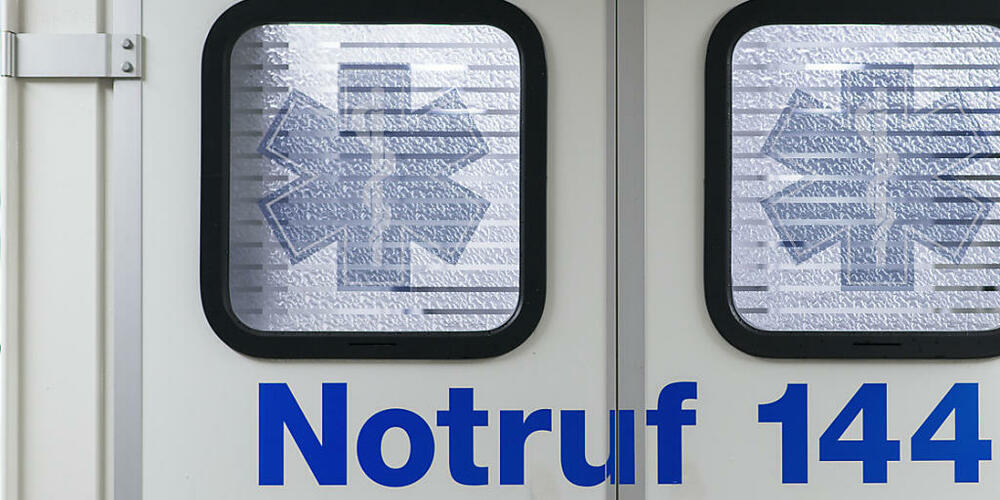 Eine Ambulanz hat den verletzten Motorradfahrer ins Spital gebracht. (Symbolbild)