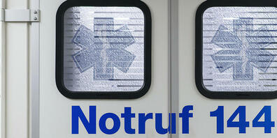 Eine Ambulanz hat den verletzten Motorradfahrer ins Spital gebracht. (Symbolbild)