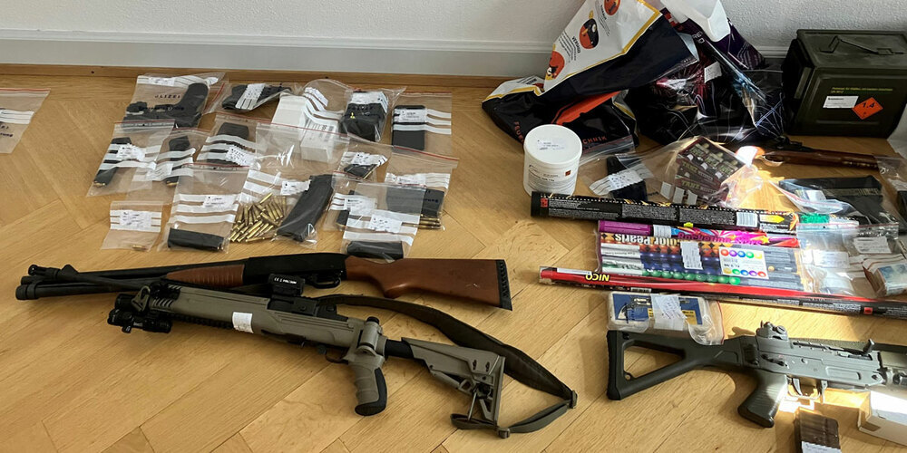 Bei den Hausdurchscunngen fand die Polizei Schusswaffen, Munition und Sprengstoff.