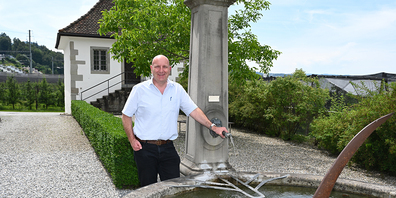 Freienbachs Ex-Gemeindepräsident Daniel Landolt am Brunnen vor dem Gemeindehaus Schloss in Pfäffikon.