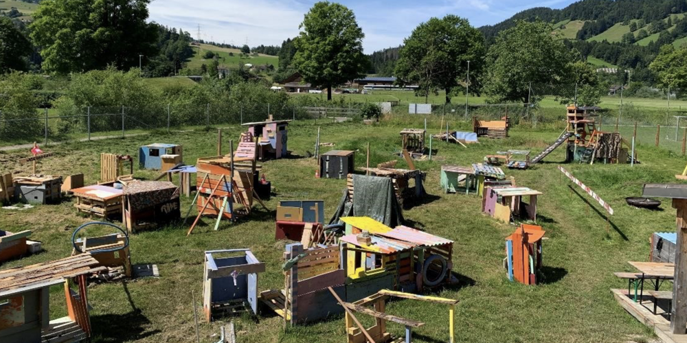 Das Gelände der offenen Kinderbaustelle liegt ideal beim Schulhaus Wis an der Churfirstenstrasse. 