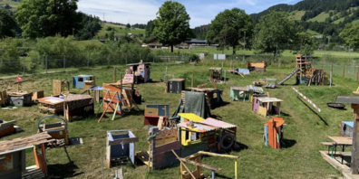 Das Gelände der offenen Kinderbaustelle liegt ideal beim Schulhaus Wis an der Churfirstenstrasse. 