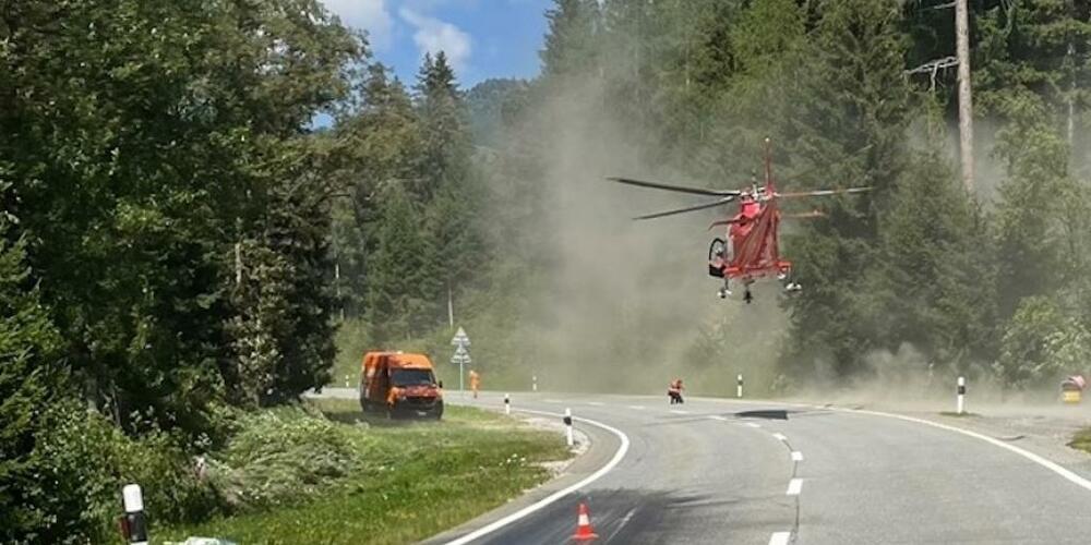 Ein Rega-Helikopter flog den verunfallten Töfffahrer mit mittelschweren Verletzungen ins Kantonsspital nach Chur.