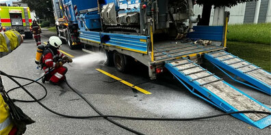 Überhitzte Bremsen eines LKW führten zu Rauchentwicklung.