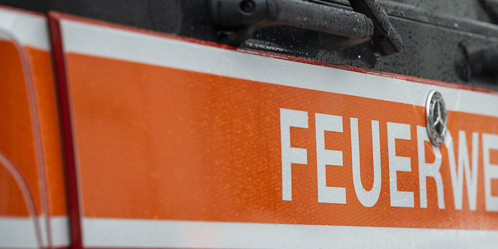 Vier regionale Feuerwehren standen am Mittwoch im Kanton Schwyz nach einem starken Unwetter im Einsatz. (Symbolbild)