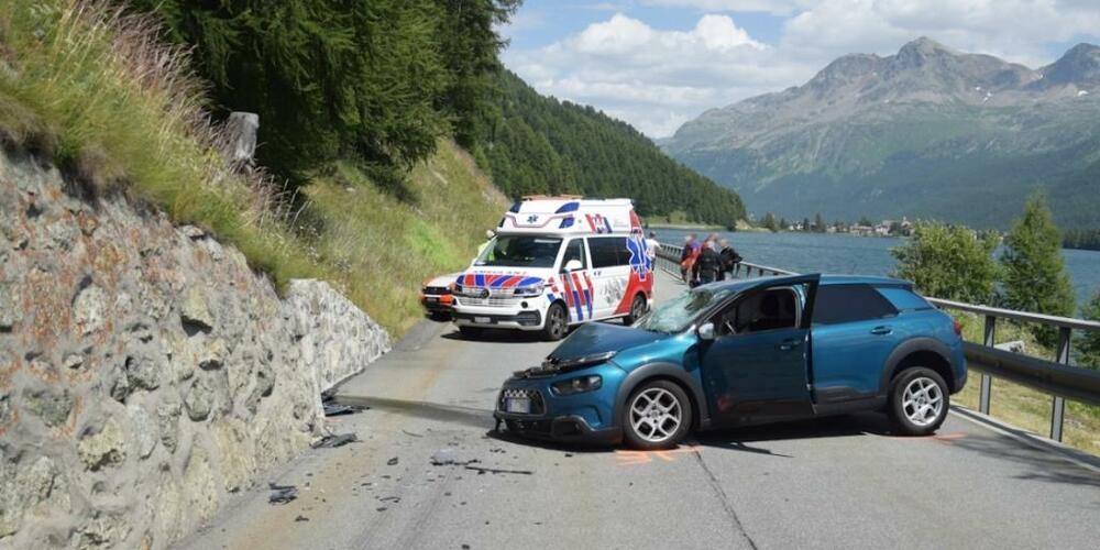 Das Auto wurde durch den Aufprall stark beschädigt.