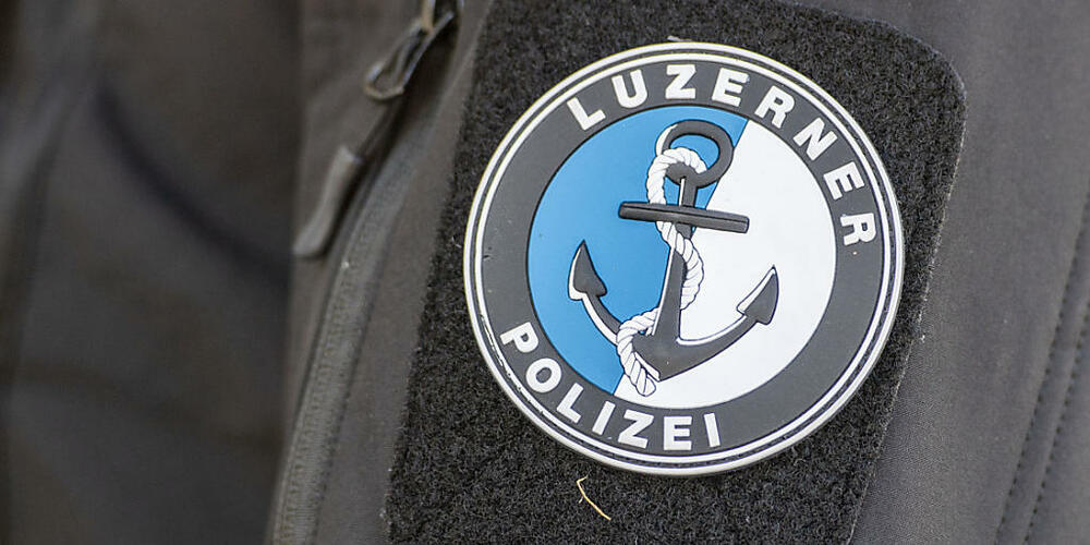Die Luzerner Wasserpolizei errichtete am Dienstagabend eine Ölsperre zwischen dem Meggenhorn und Hertenstein. (Symbolbild)