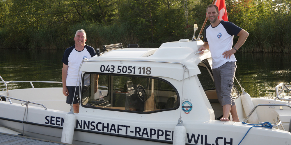 Erich Nicklaus (l.) und Urs Brülisauer nach dem erfolgreichen Einsatz auf dem Boot der Seemannschaft Rapperswil.