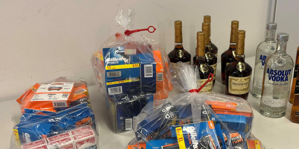 Die Polizei fand im Auto der drei Männer gestohlene Rasierklingen, Zigaretten und Alkohol.