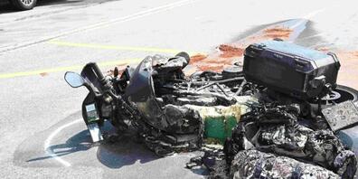 Das Motorrad fing beim Unfall Feuer.