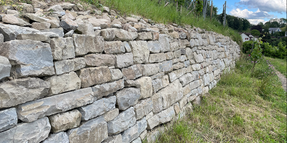 Die Firma Messmer Gartenbau wird an Ort und Stelle demonstrieren, wie man perfekte Trockenmauern baut