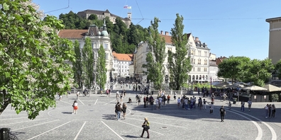 Die slowenische Hauptstadt präsentiert sich kompakt und überschaubar: Blick vom Prešerenplatz über die Drei Brücken in Richtung Altstadt und zur Burg.