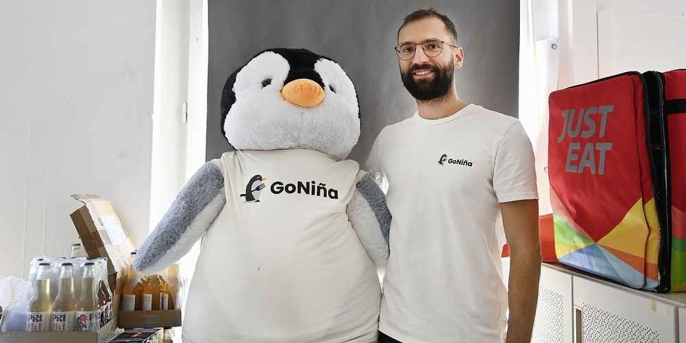 Matthieu Ochsner mit dem Aushängeschild, dem vom Klimawandel bedrohten Pinguin.