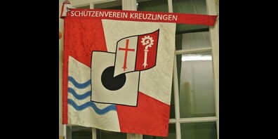 Die Fahne des Schützenverein mit Bezug auf Kreuzlingen, mit Scheibenbild und dem Wasser.