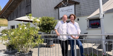 Marcel und Gabriele Schellenberg freuen sich über die vielfältige Natur und die tolle  Aussicht vom Restaurant Hirschfarm.