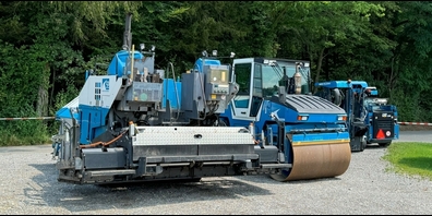 Die Baumaschinen warten auf ihren Einsatz. Der Süessblätz-Parkplatz ist derzeit gesperrt.