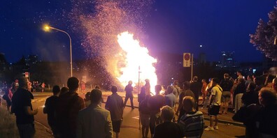 Dieses 1.-August-Feuer wurde sehr urban neben einer Strasse entzündet. Dank der Feuerwache war die Sicherheit jederzeit gewährleistet. 