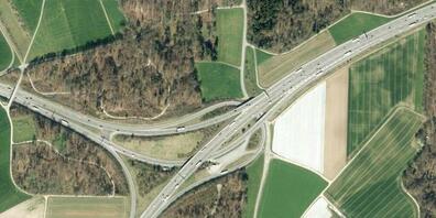 Autobahnverzweigung Mitten im Grünen: Zwischen der A1-Verzweigung Birrfeld im Kanton Aargau und dem Anschluss Dietikon ZH kommt es ein halbes Jahr lang zu Verkehrsbehinderungen.