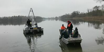 Einrammen des Bohrkerns auf dem Bichelsee im Herbst 2021.