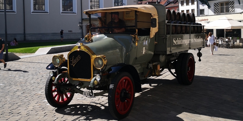 Der Oldtimer-Lastwagen mit Baujahr 1917 rollt am Freitag durch die St.Galler Altstadt.