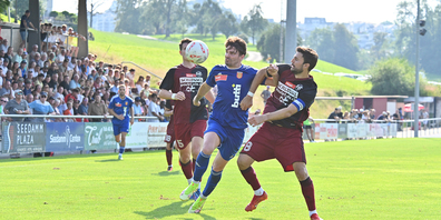 Den Ball im Fokus: Freienbachs Giuseppe Gentile (links) gegen Tuggen-Captain José Meier.