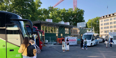 Exkursionen und Fernreisen Seite an Seite: die Zürich Bus Station an einem Julimorgen.