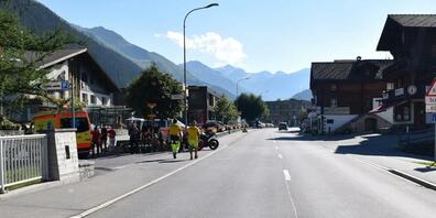Unmittelbar bei der Zufahrt zum Gemeindehaus in Sedrun kam es zum Crash der beiden Zweiradfahrer.